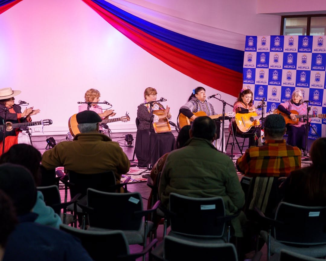 Cantoras populares interpretando guitarras ante el público en Melipilla