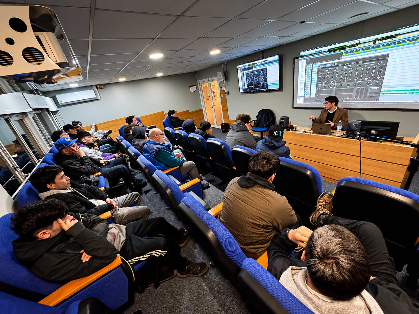 Alejandro impartiendo un seminario de producción musical
