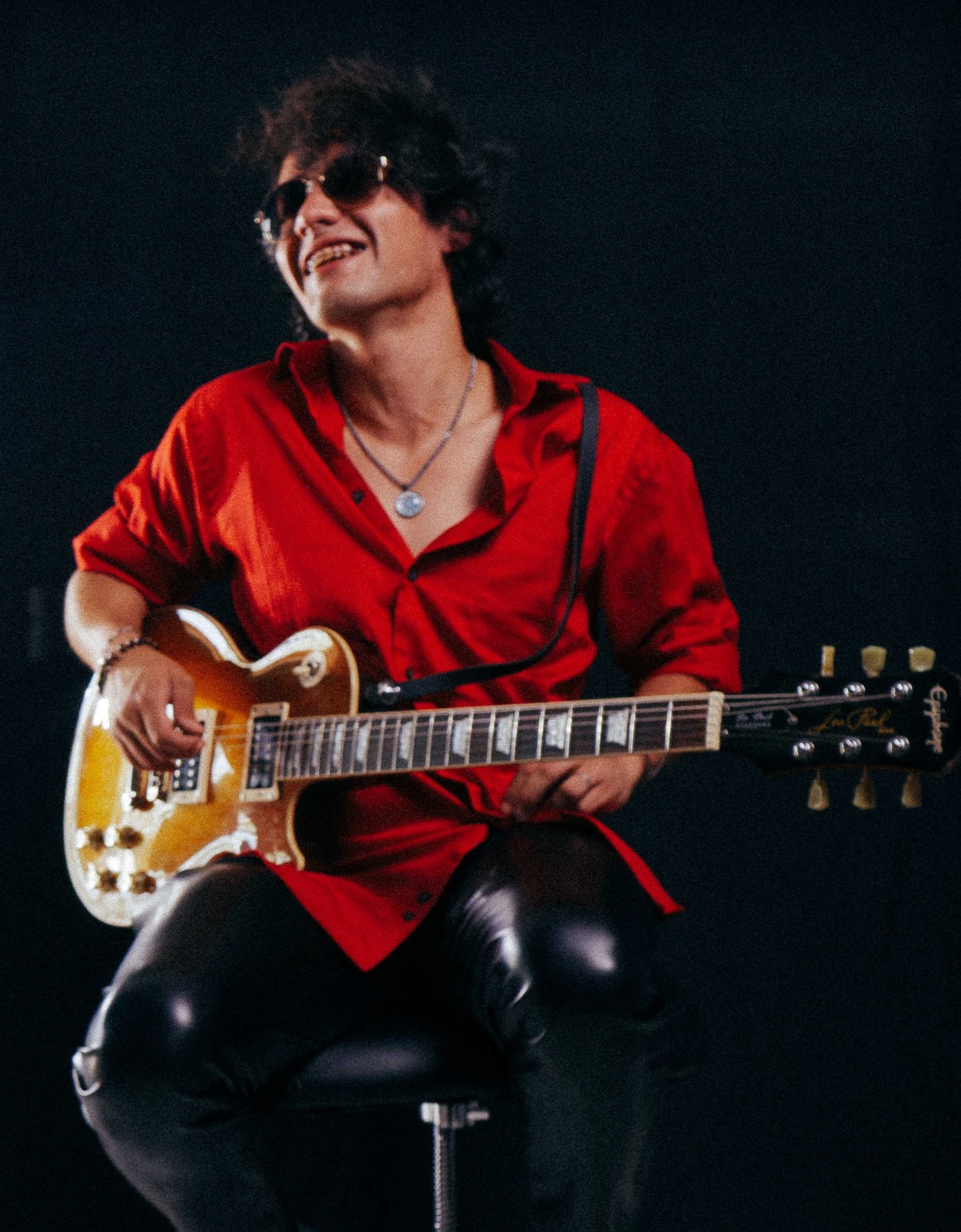 Alejandro González Vargas con guitarra
